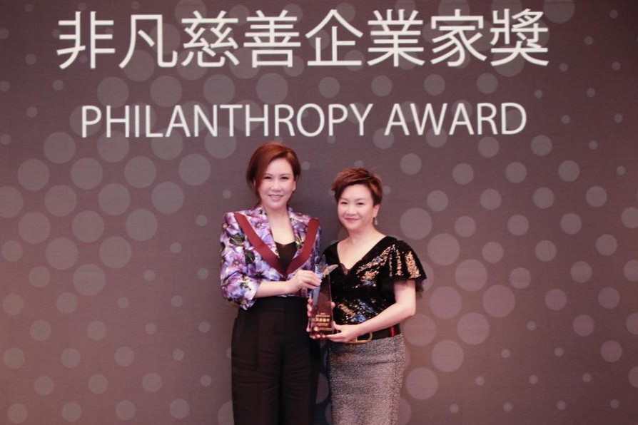 Bally Wong 於 2022 年金紫荊女企業家獎頒獎典禮領獎